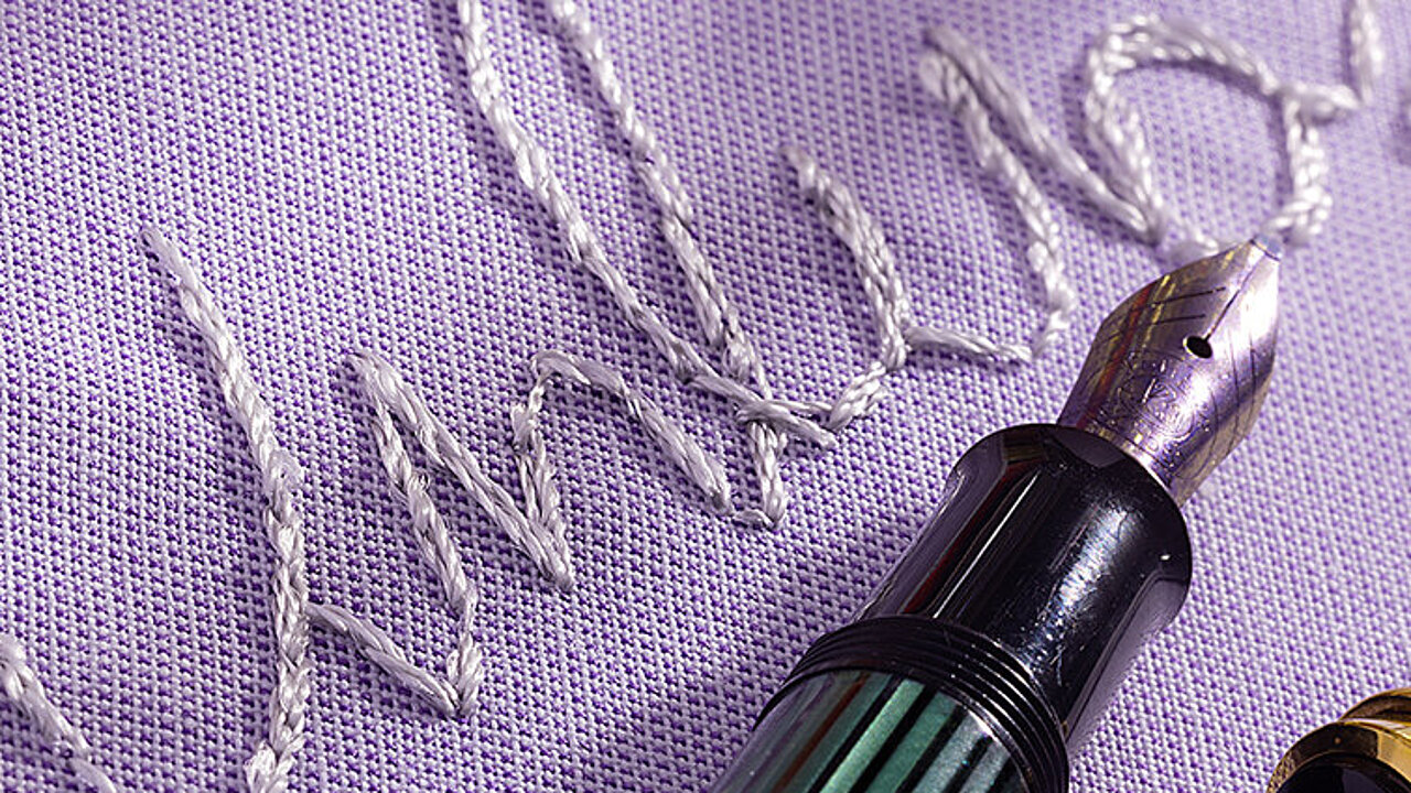 [Translate to Italienisch:] lavender colour small lettering embroidery
